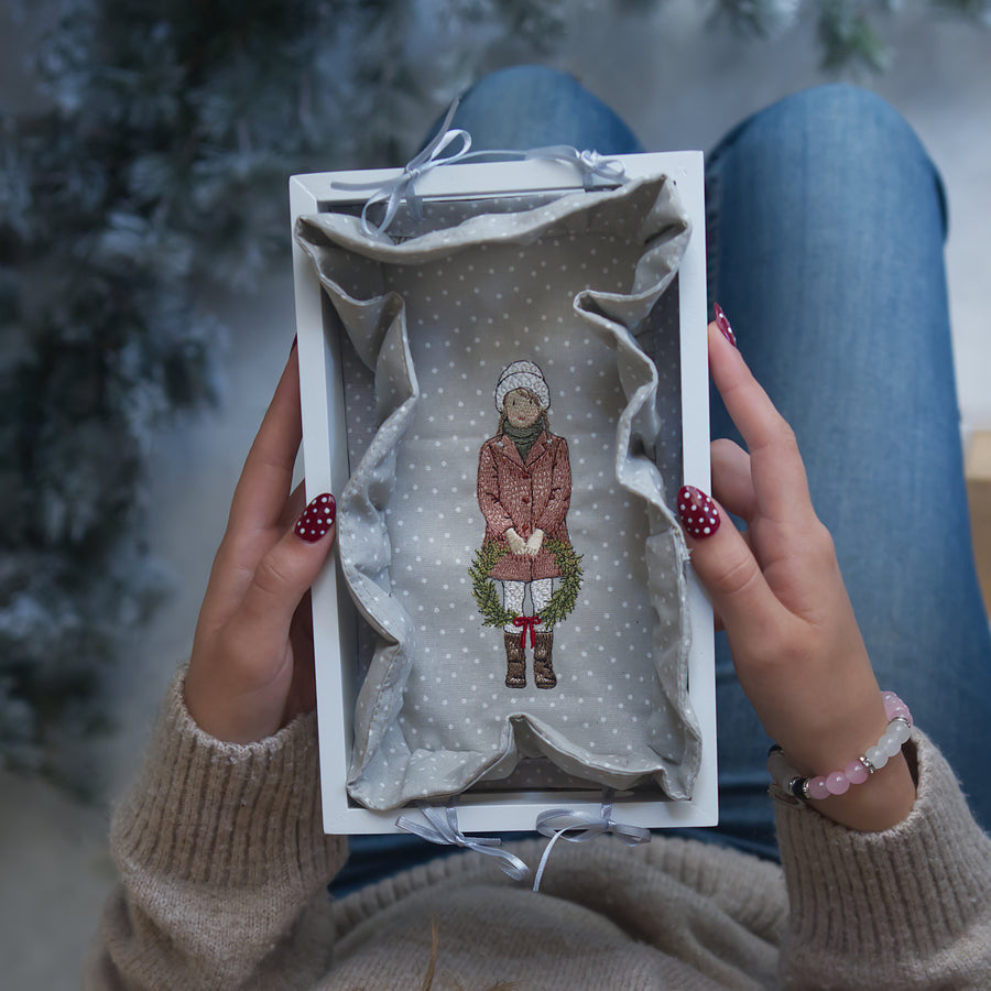 Stickdatei Weihnachten – Mädchen mit Kranz