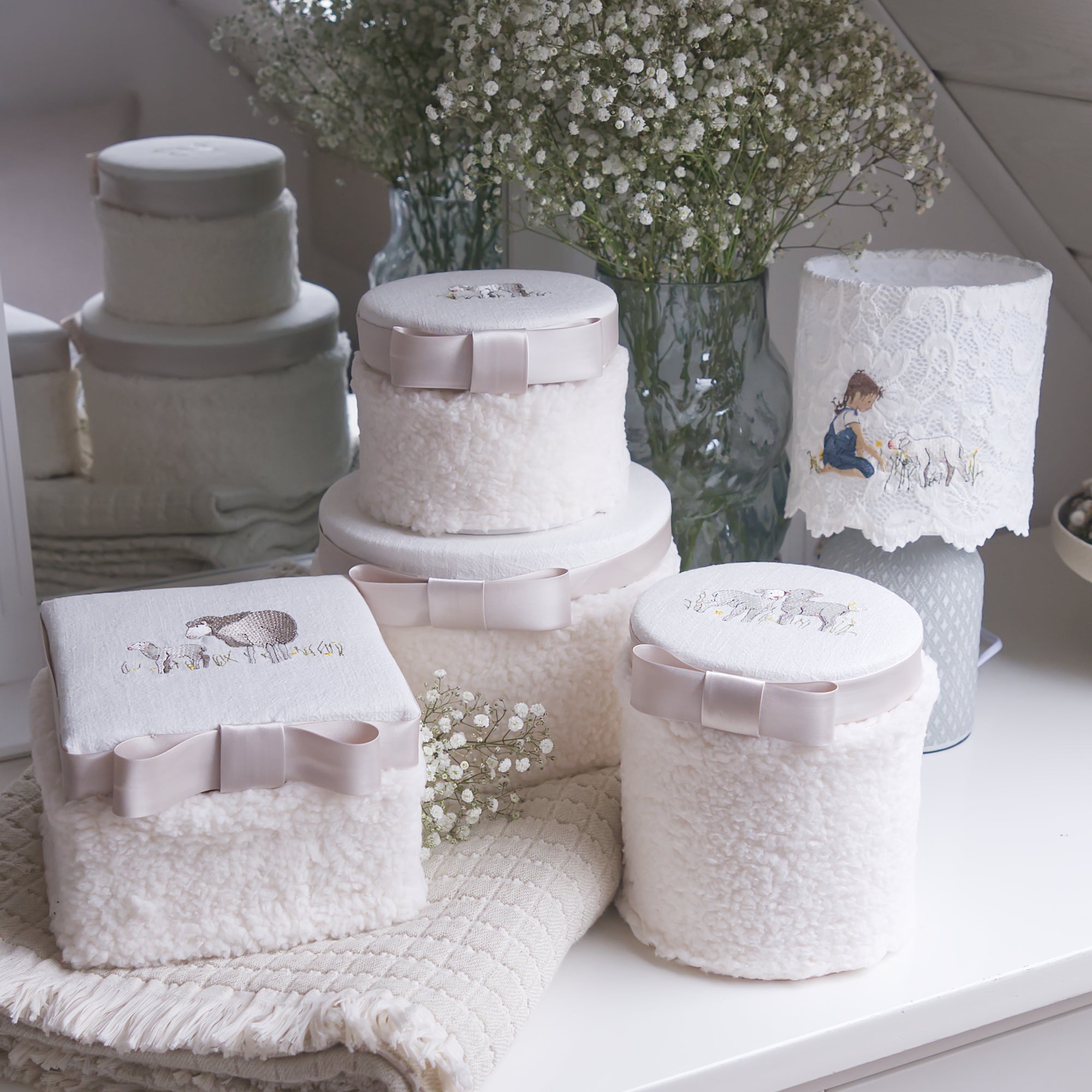 Stickdateien Kollektion Osterlämmer auf bestickten Stoffboxen und Dekorationen, hochwertige Maschinenstickerei mit realistischer Fellstruktur für Ostern und Frühling