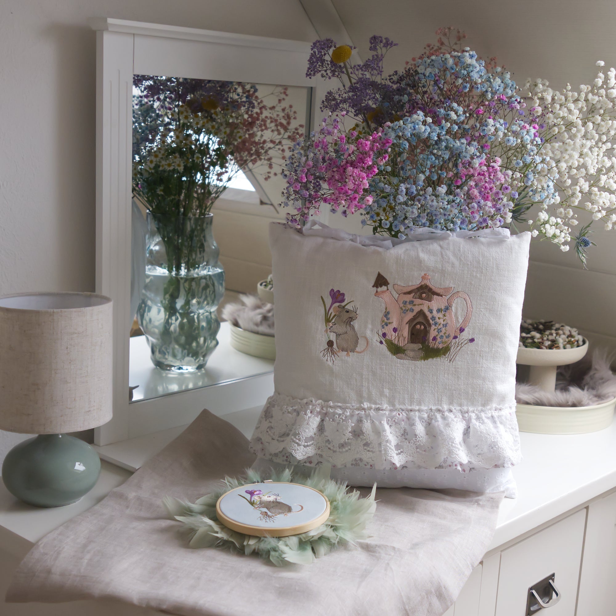 Stickdatei Teekannenhaus 13x18 cm und Maus mit Krokus 10x10 cm auf Kissen gestickt. Mäuse Stickdateien für Frühlings Stickprojekte im Landhausstil.