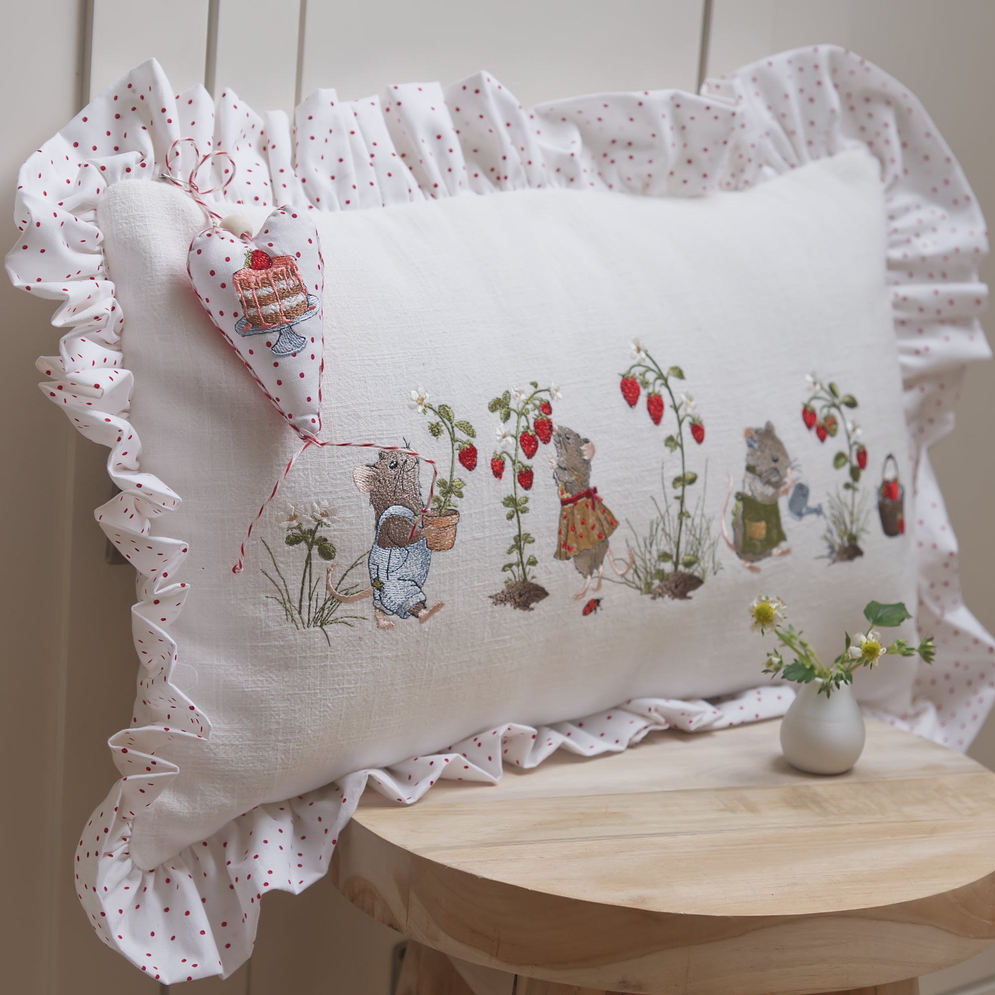 Stickdateien der Erdbeermäuse-Serie mit mehreren Mäusen im Erdbeergarten. Die Motive zeigen Mäuse beim Pflanzen, Gießen und Ernten von Erdbeeren und lassen sich zu einer sommerlichen Gartenszene kombinieren.