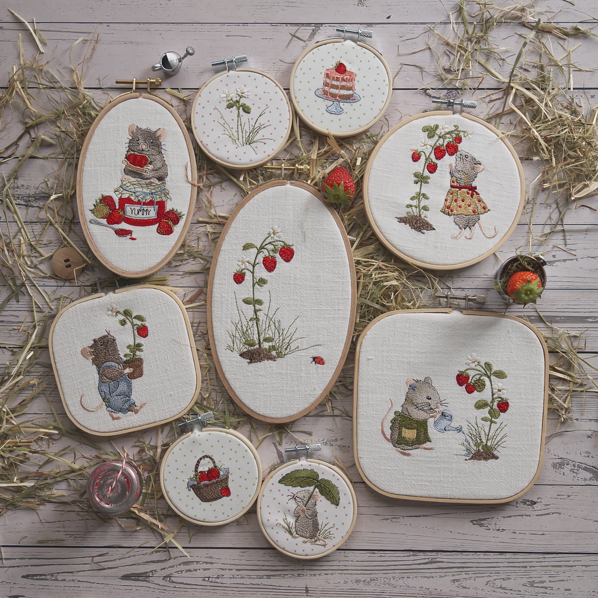 Stickdateien Bundle Erdbeermäuse für Maschinenstickerei mit Mäusen, Erdbeerpflanzen und Sommermotiven in Stickrahmen. Stickdateien Serie von Cora Design.