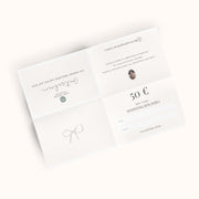 Geschenkgutschein für Stickdateien von Cora Design mit druckbarer Gutscheinvorlage. Minimalistisches Design zum Ausdrucken, Beschriften und Falten als kreative Geschenkidee.