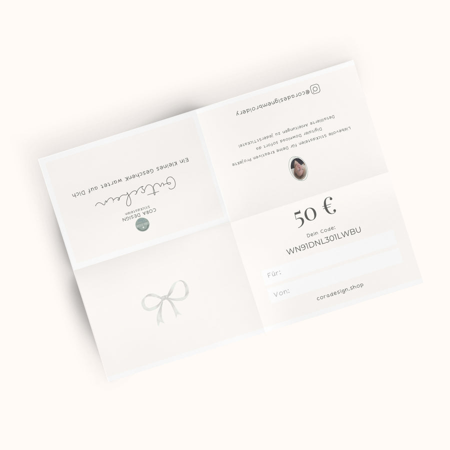 Geschenkgutschein für Stickdateien von Cora Design mit druckbarer Gutscheinvorlage. Minimalistisches Design zum Ausdrucken, Beschriften und Falten als kreative Geschenkidee.