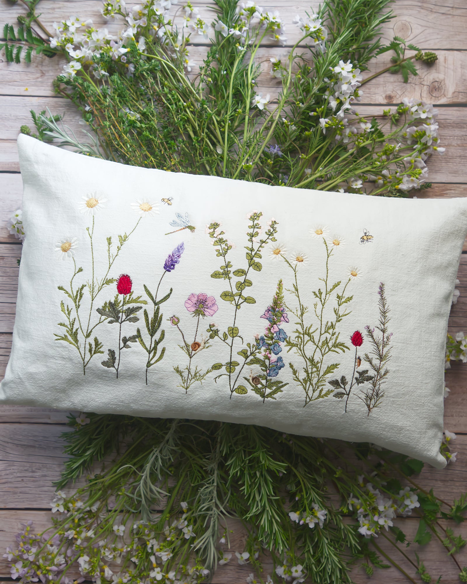 Stickdatei Stickmaschine Kräuterwiese Garten Frühling Sommer Herbst Cora Design