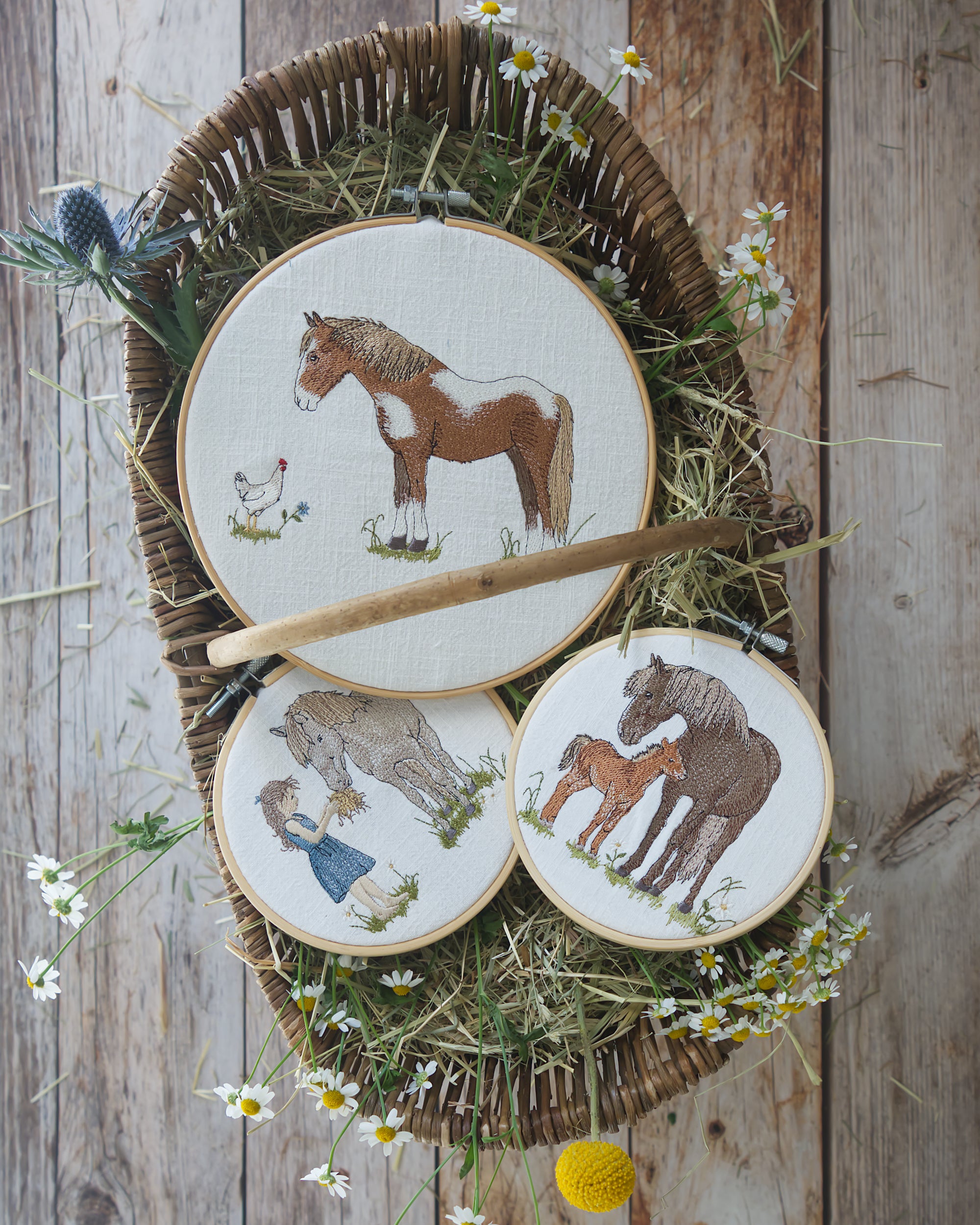Stickdatei Pferd Frühling Sommer Herbst Winter Cora Design