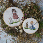 Stickdatei Mensch Kind Hase Frühling Sommer Herbst Winter Cora Design