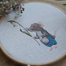 Lade das Bild in den Galerie-Viewer, Stickdatei Maus mit Schneeglöckchen
