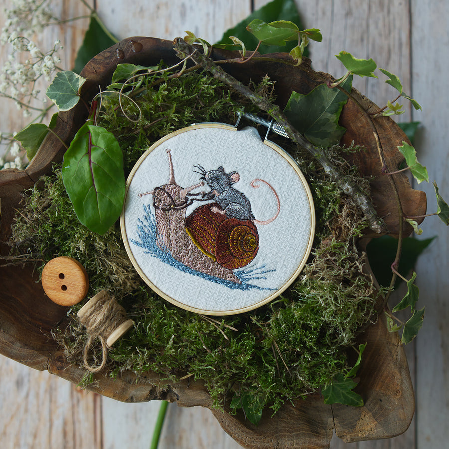 Stickdatei Schnecke Maus Rennen Sommerregen Cora Design Frühling Sommer Herbst