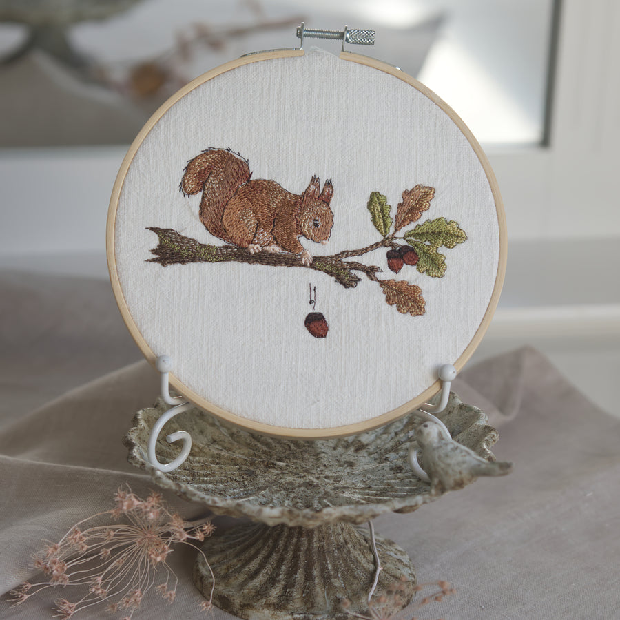 Stickdatei Eichhörnchen mit Haselnuss, Stickmotiv 13x18 cm, Eichhörnchen auf einem Ast mit Blättern