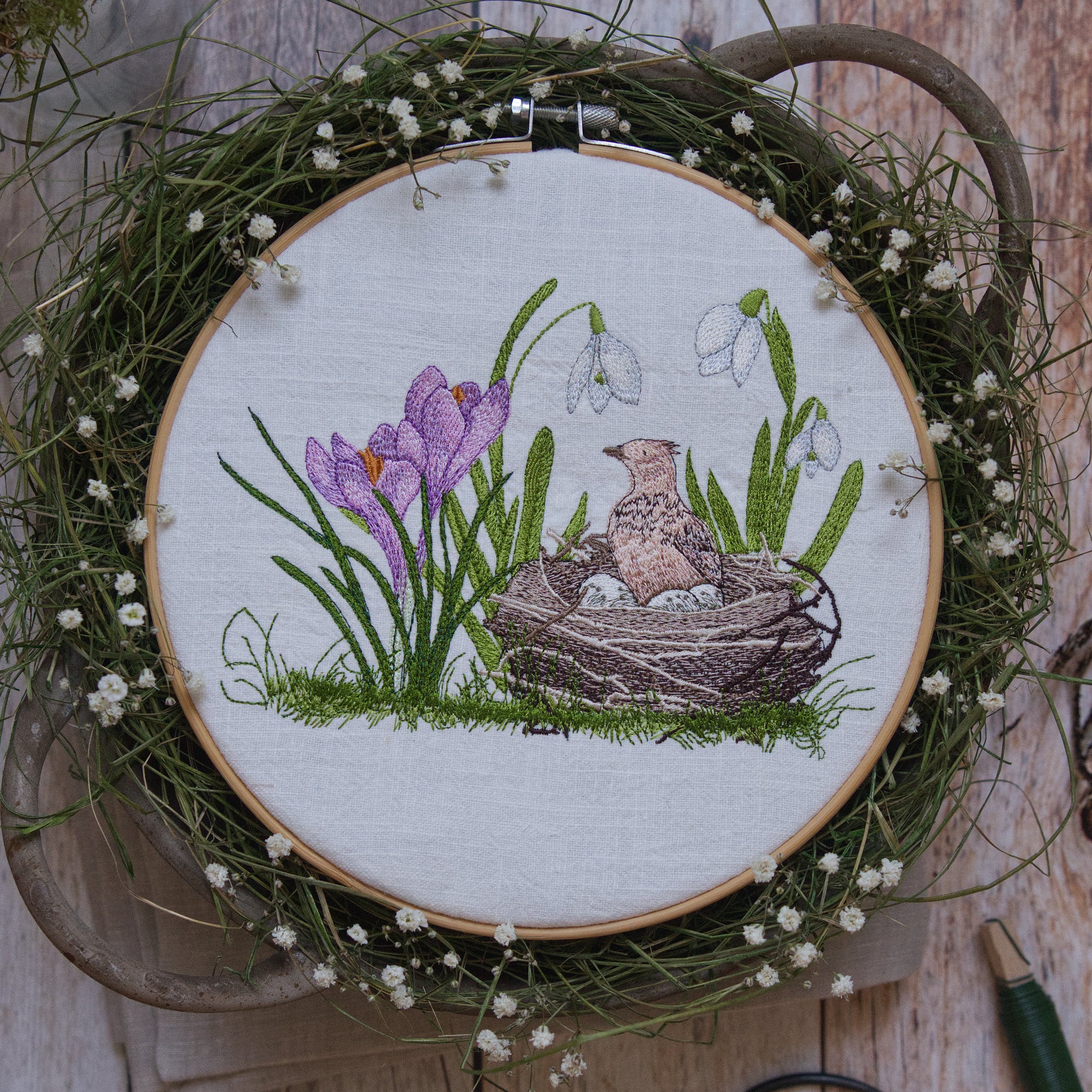 Stickdatei Frühblüherwiese mit Feldlerche im Nest, detailreiches Frühlingsmotiv mit Krokussen und Schneeglöckchen, gestickt auf heller Leinenware im 13 x 18 cm Stickrahmen