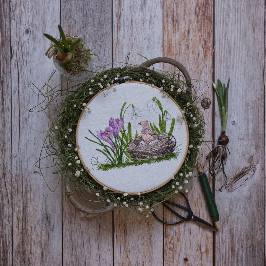 Stickdatei Frühblüherwiese für die mittlere Rahmengröße