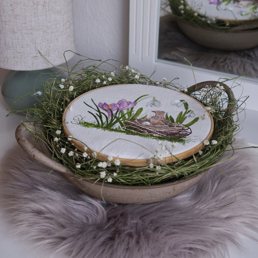 Stickdatei Frühblüherwiese für die mittlere Rahmengröße