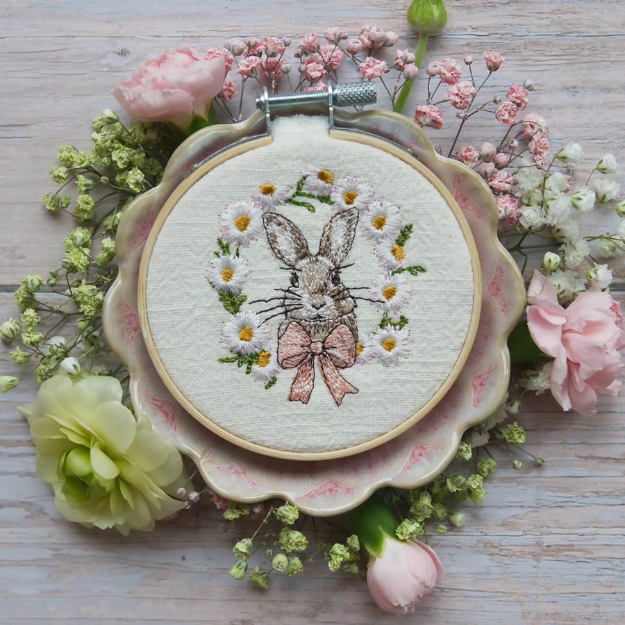 Stickdatei Cora Design Frühling Ostern Hase Gänseblümchen Kranz