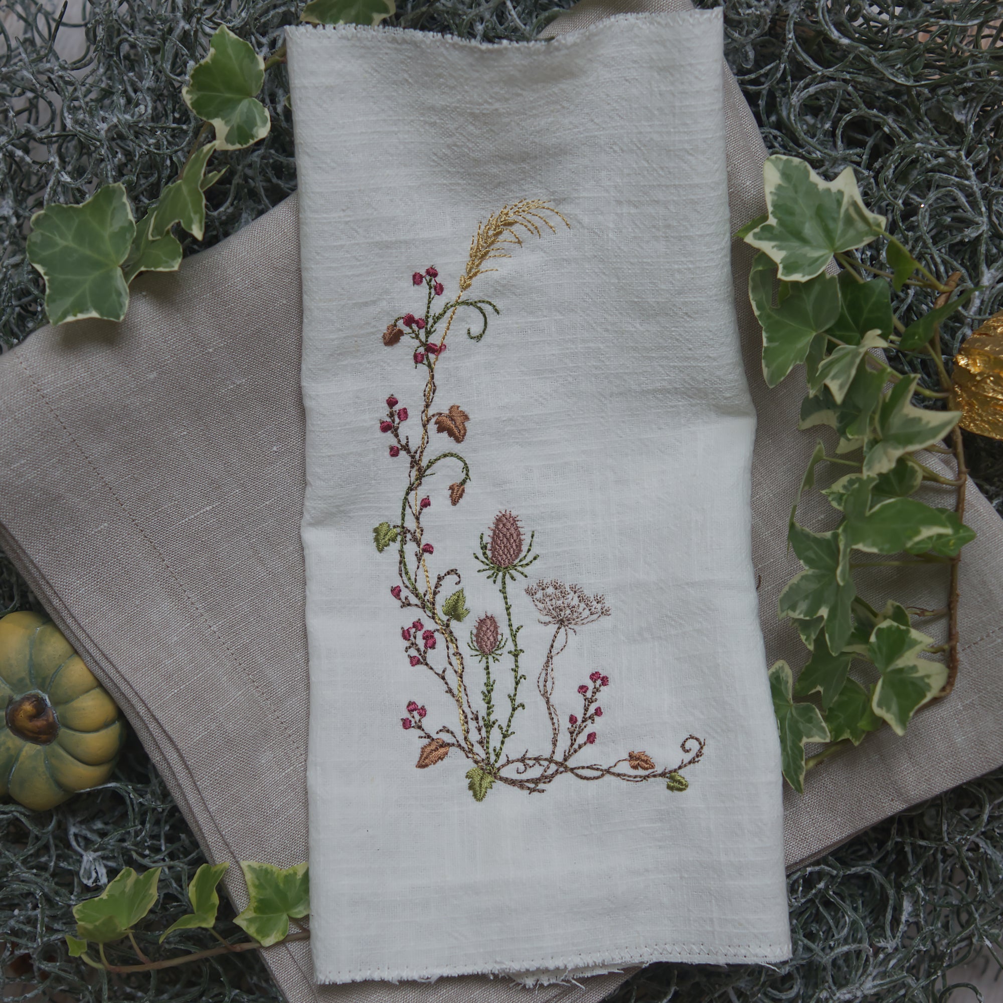Stickdatei Herbstliche Ecke links, Stickmotiv 13x18 cm mit Disteln, goldenem Gras und Beeren auf Leinen-Tischläufer