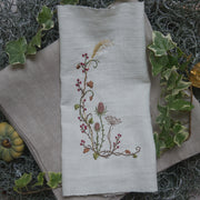 Stickdatei Herbstliche Ecke links, Stickmotiv 13x18 cm mit Disteln, goldenem Gras und Beeren auf Leinen-Tischläufer