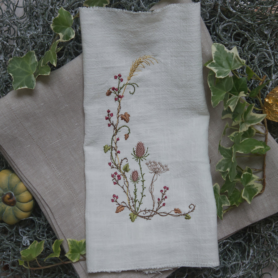 Stickdatei Herbstliche Ecke links, Stickmotiv 13x18 cm mit Disteln, goldenem Gras und Beeren auf Leinen-Tischläufer