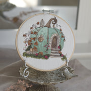Stickdatei Kürbishaus, Stickmotiv 13x18 cm, kleines Haus mit Fenstern und Treppe im Kürbis