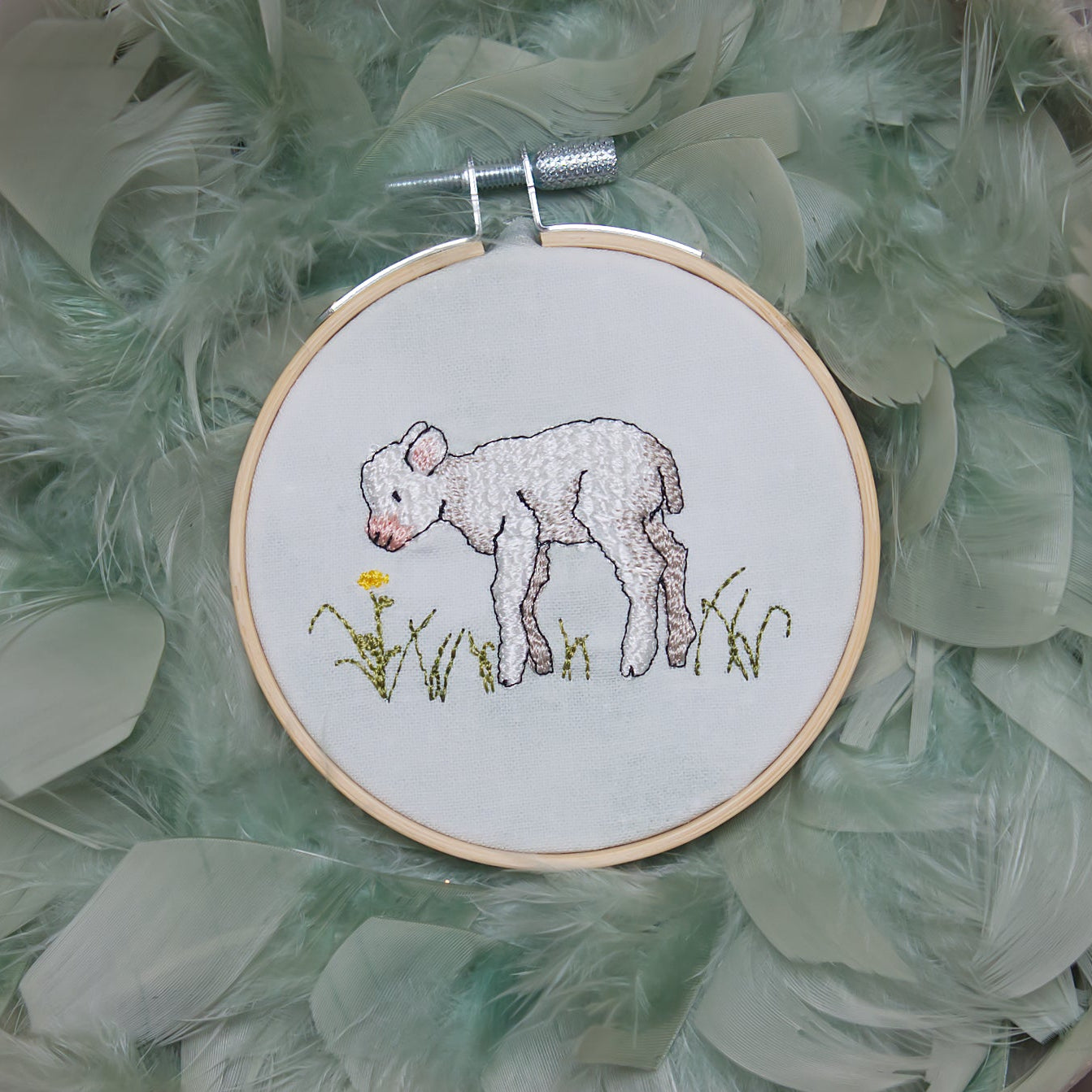 Stickdatei Lamm mit feiner Fellstruktur in Frühlingswiese im Stickrahmen, hochwertiges Oster Stickmotiv für Stickmaschine