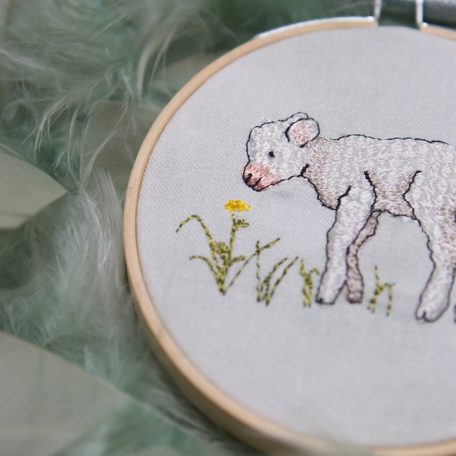 Stickdatei Lamm auf der Wiese