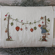 Stickdatei Maus unter der Lampiongirlande, große Version ab 16x26 cm, Maus mit Laternen, Blättern
und Hagebutten
