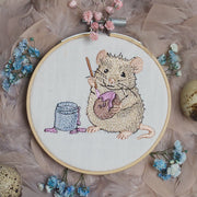 Stickdatei Maus bemalt Eier im 10 x 10 cm Stickrahmen, detailreiche Oster Stickdatei mit 13.100 Stichen und 8 Farben, plastisches Fell und bemalte Eier für Frühlingsdeko.