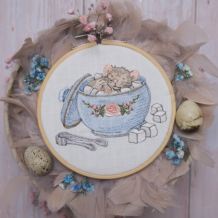 Stickdatei Maus in der Zuckerdose im 10 x 10 cm Stickrahmen, detailreiches Oster Stickmotiv mit 23.400 Stichen und 14 Farben, plastische Schattierungen für hochwertige Projekte.