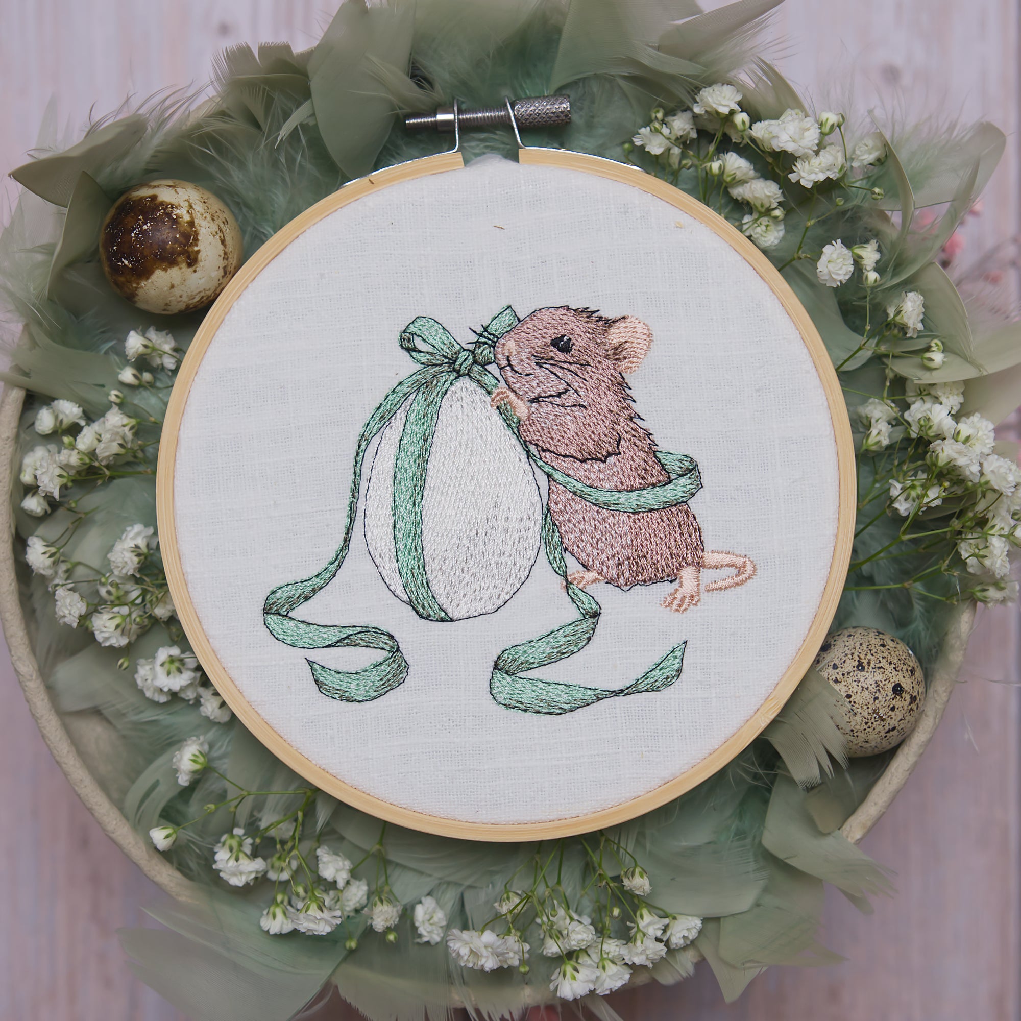 Stickdatei Maus mit Osterei für 10 x 10 cm Stickrahmen, plastisches Fell mit Schattierungen, detailreiches Oster Stickmotiv für Kissen, Taschen und Kunsthandwerkermarkt.