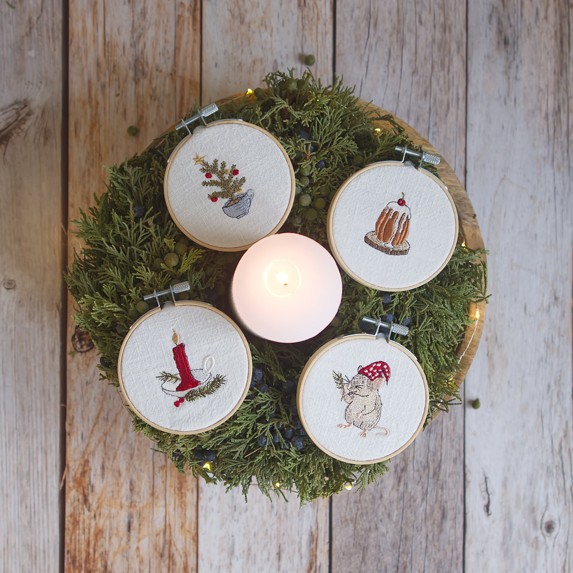 Gestickte Mini-Serie Mäuseweihnacht mit vier kleinen Weihnachtsmotiven – Wichtelmaus, Kerze, Bäumchen und Gugelhupf im Stickrahmen, weihnachtliche Stickdatei von Cora Design