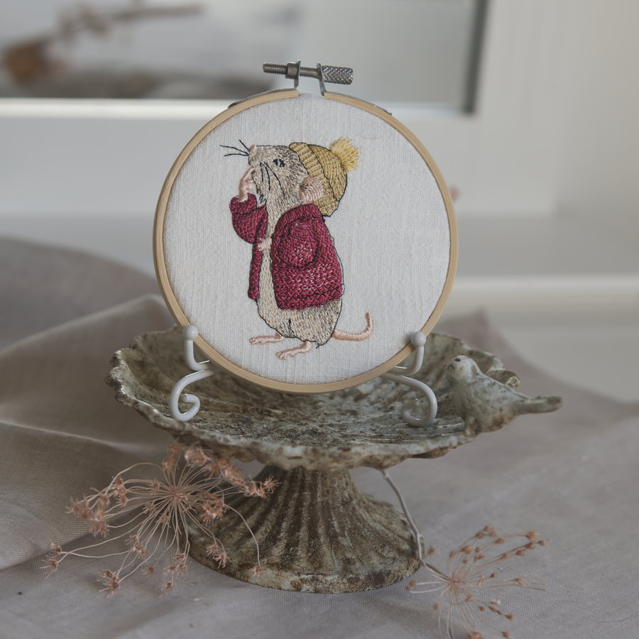 Stickdatei Nachdenkliche Maus, Stickmotiv 10x10 cm, Maus mit Mütze und Jacke