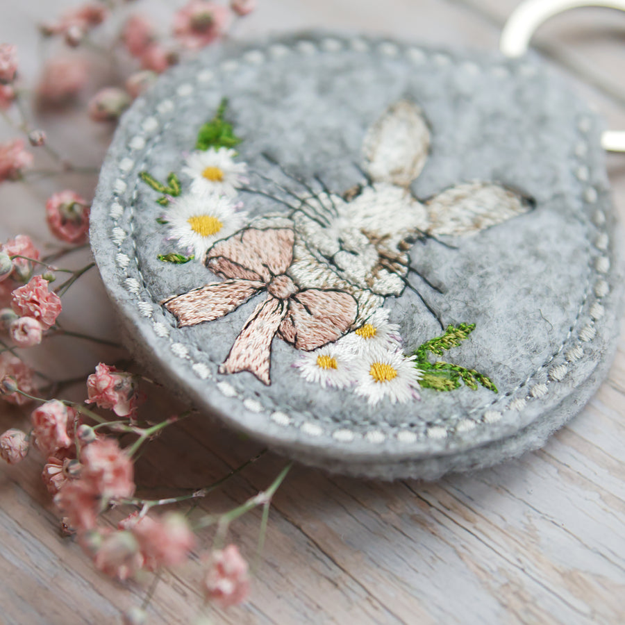 ITH Stickdatei Schlüsselanhänger Hase mit Gänseblümchen