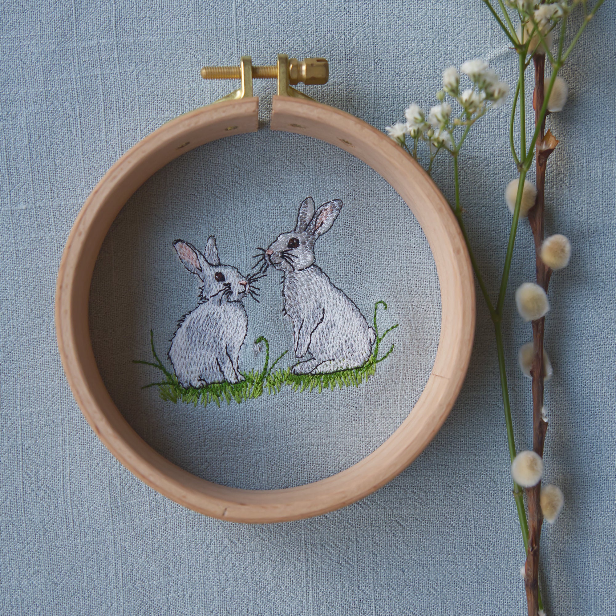 Stickdatei Frühling Hase Schneeglöckchen Cora Design Stickmaschine Maschinensticken