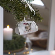 Gestickte Wichtelmaus mit roter Mütze und Tannenzweig auf weißer Geschenkbox und Geschenkanhänger – ITH Stickdatei Weihnachten von Cora Design