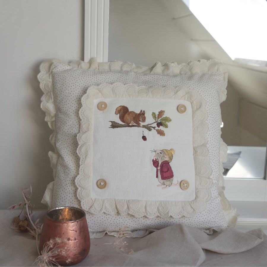 Stickdatei Bundle Herbstspaziergang Kissen mit Rüschen und Stickdateien Maus und Eichhörchnchen