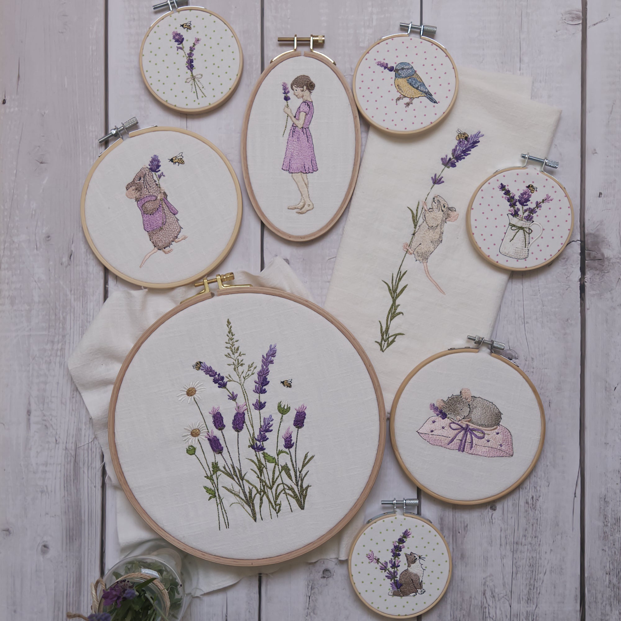 Stickdateien Bundle Lavendelsommer mit Lavendelwiese, Mäusen und Mädchen im Stickrahmen, Maschinenstickerei Set für Kissen, Gardinen und sommerliche Dekoration
