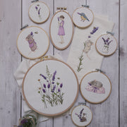 Stickdateien Bundle Lavendelsommer mit Lavendelwiese, Mäusen und Mädchen im Stickrahmen, Maschinenstickerei Set für Kissen, Gardinen und sommerliche Dekoration