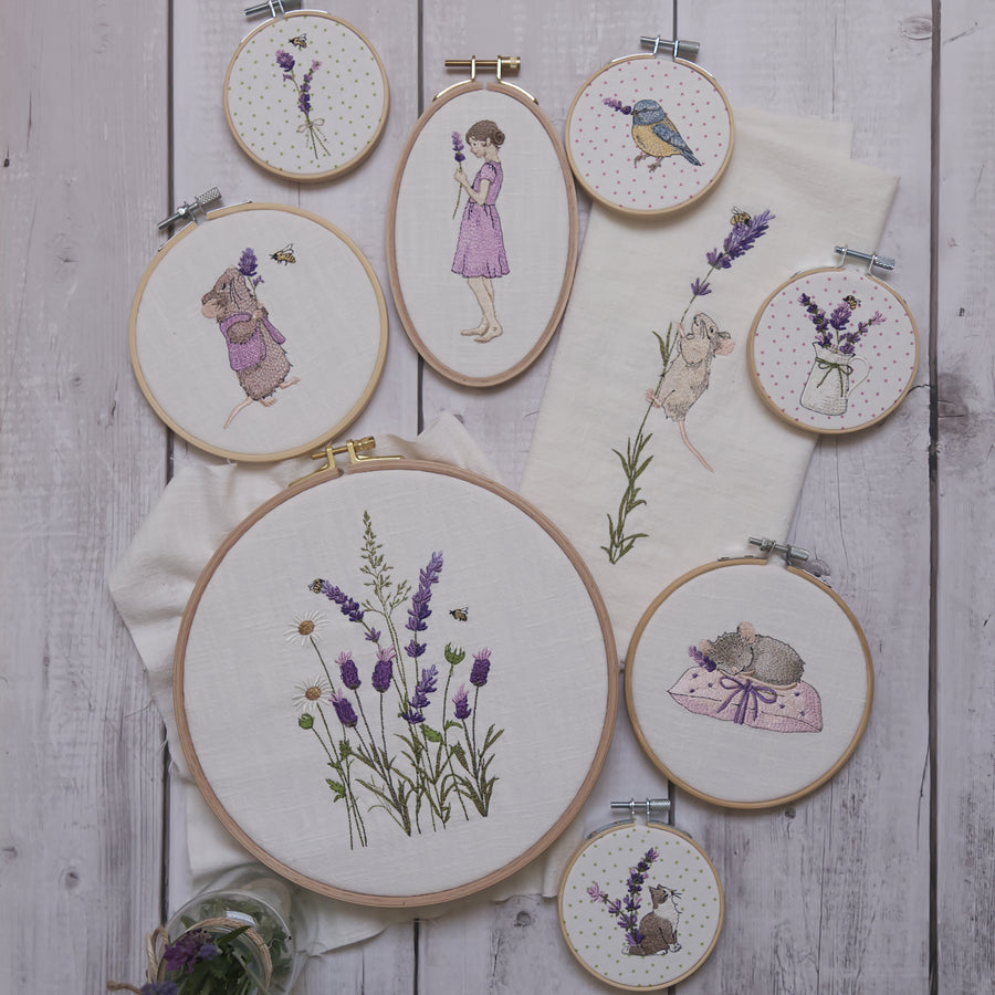 Stickdateien Bundle Lavendelsommer mit Lavendelwiese, Mäusen und Mädchen im Stickrahmen, Maschinenstickerei Set für Kissen, Gardinen und sommerliche Dekoration