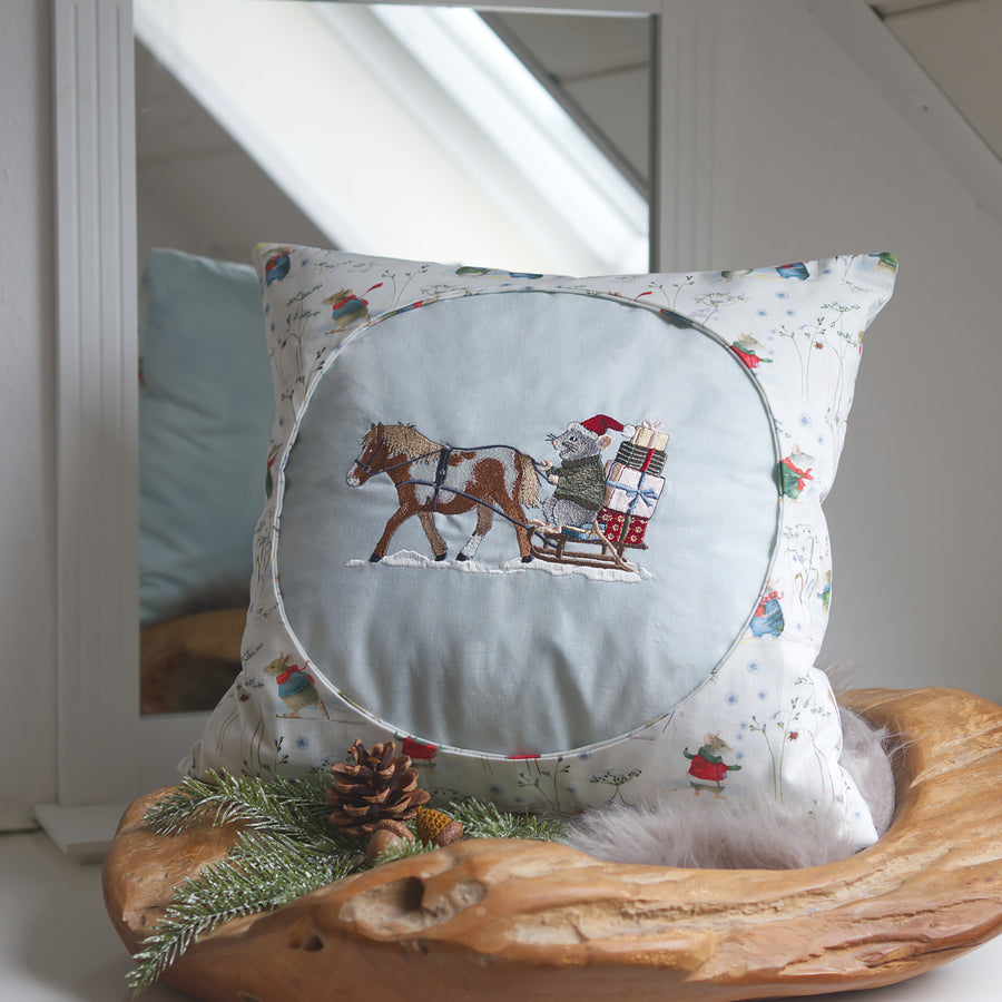 Stickdatei Schlittenfahrt – Aufwendiges Stickmuster Maus mit Pferd & Geschenken • Fröhlich-winterliche Stickdatei für Weihnachten & Deko
