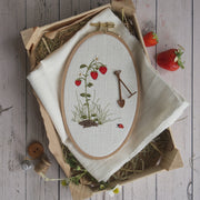 Stickdatei einer Erdbeerpflanze mit roten Erdbeeren, Blättern und Blüten im Stickrahmen. Natürliches Gartenmotiv aus der Erdbeermäuse Serie.