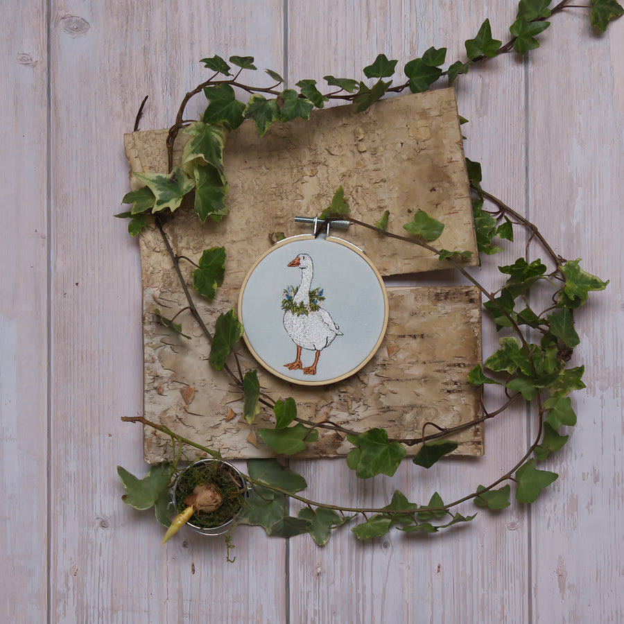 Stickdatei Gans mit Kranz