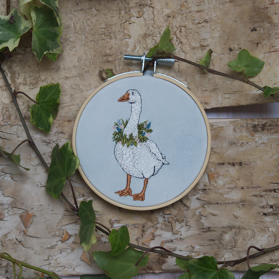 Stickdatei Gans mit Kranz für den Frühling und für Ostern