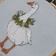 Stickdatei Gans mit Kranz