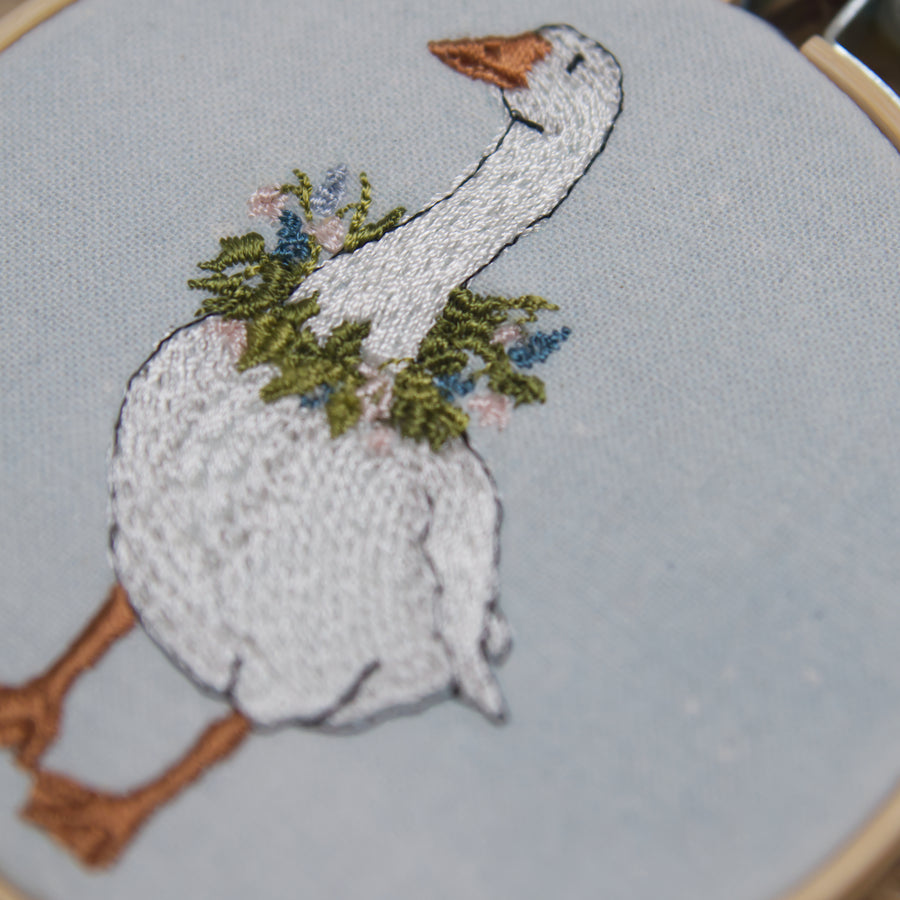 Stickdatei Gans mit Kranz