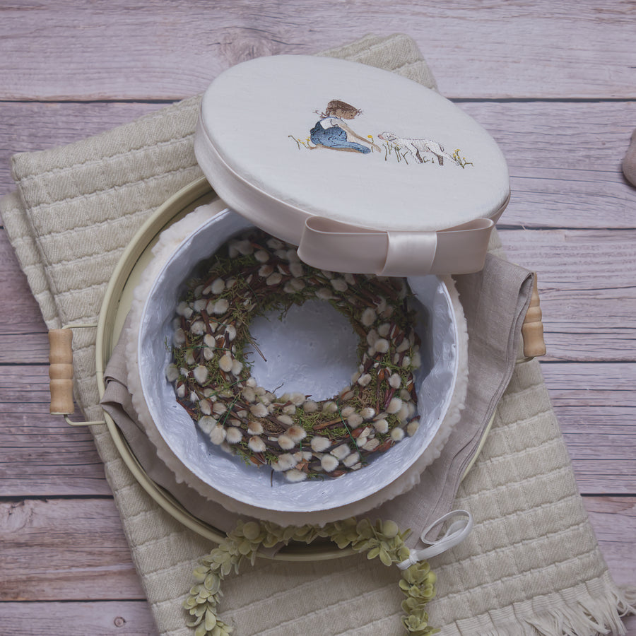 Stickdatei Mädchen und Lamm auf der Wiese