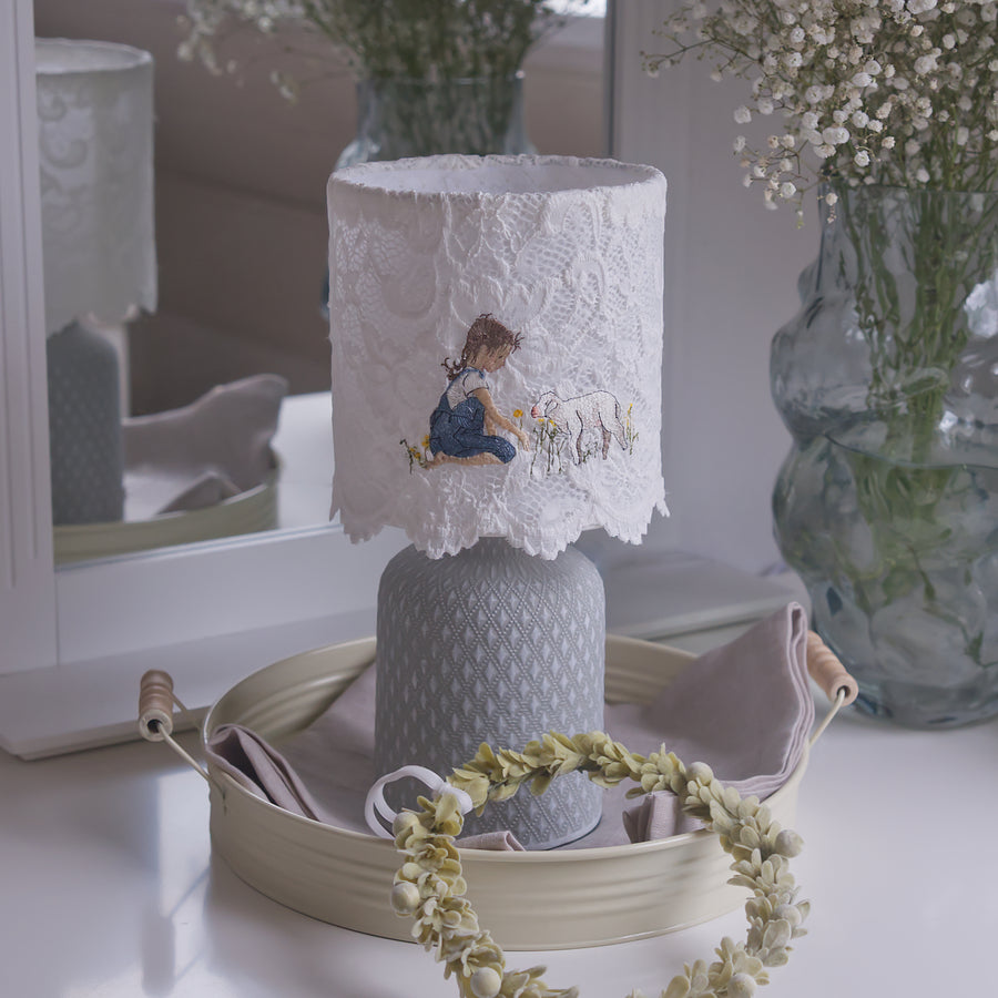 Stickdatei Mädchen und Lamm auf der Wiese