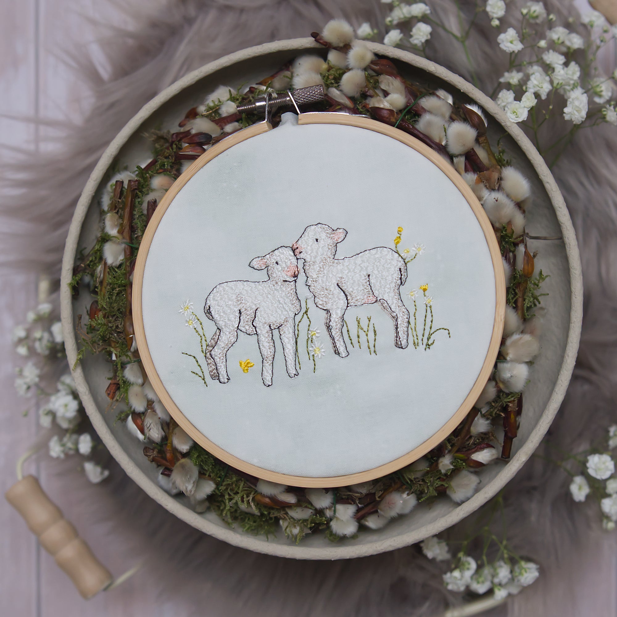 Stickdatei zwei Lämmer mit feiner Fellstruktur im Stickrahmen, hochwertiges Ostermotiv für Stickmaschine