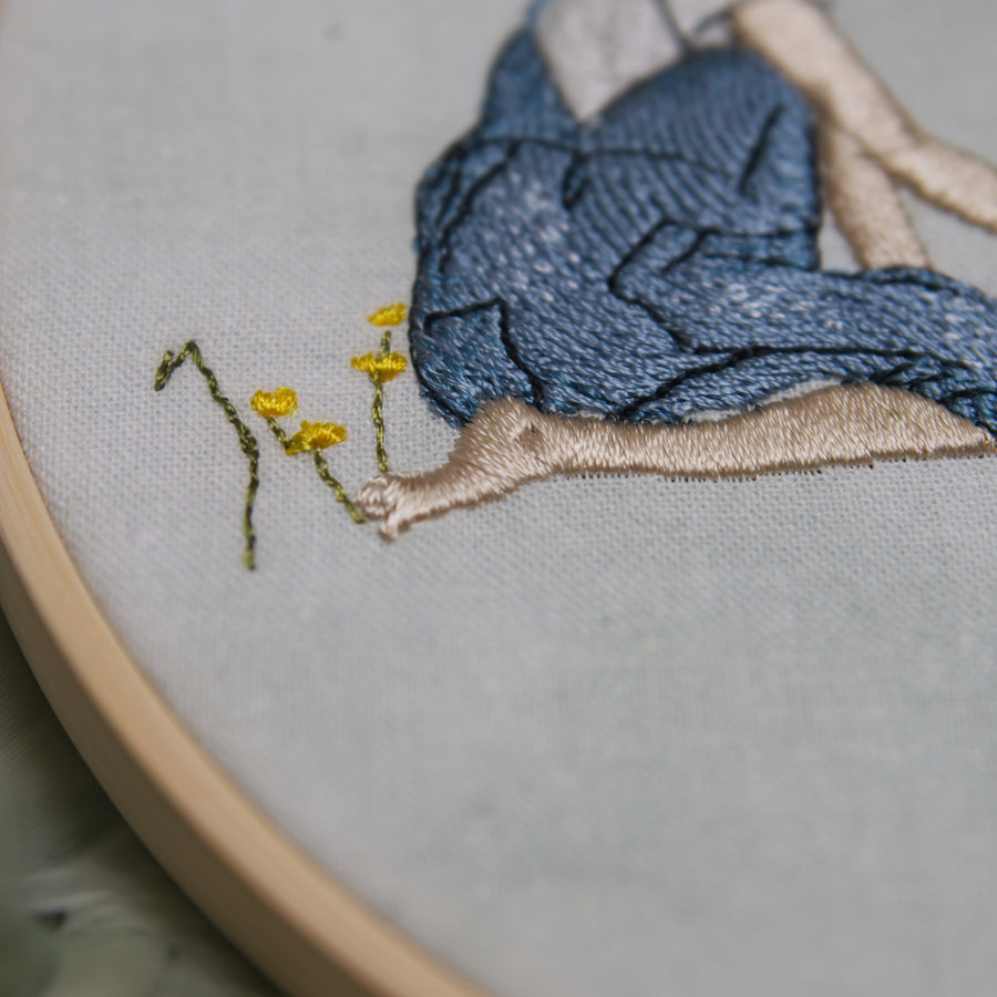 Stickdatei Mädchen und Lamm auf der Wiese