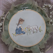 Stickdatei Mädchen und Lamm mit feiner Fellstruktur im Stickrahmen, hochwertiges emotionales Frühlingsmotiv