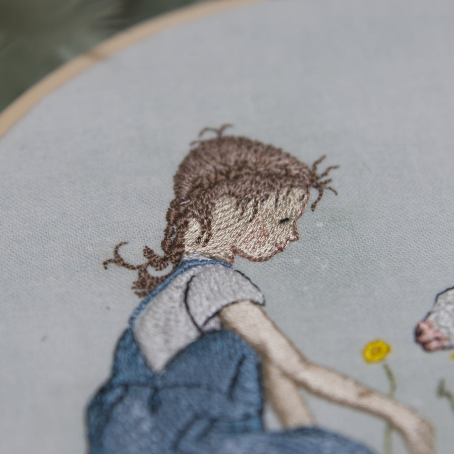 Stickdatei Mädchen und Lamm auf der Wiese