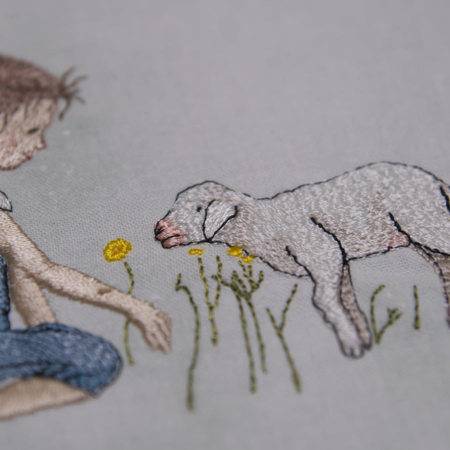 Stickdatei Mädchen und Lamm auf der Wiese