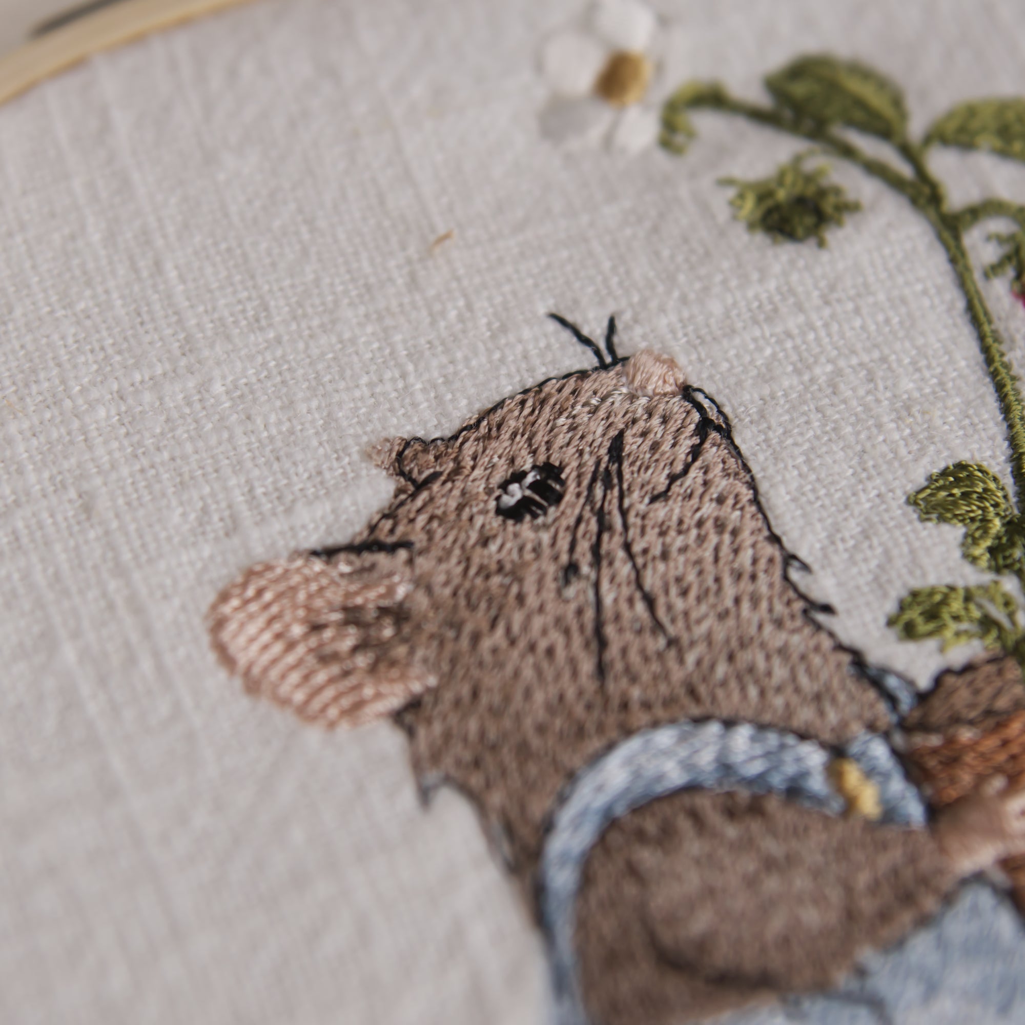 Stickdatei Maus mit Erdbeerpflanze